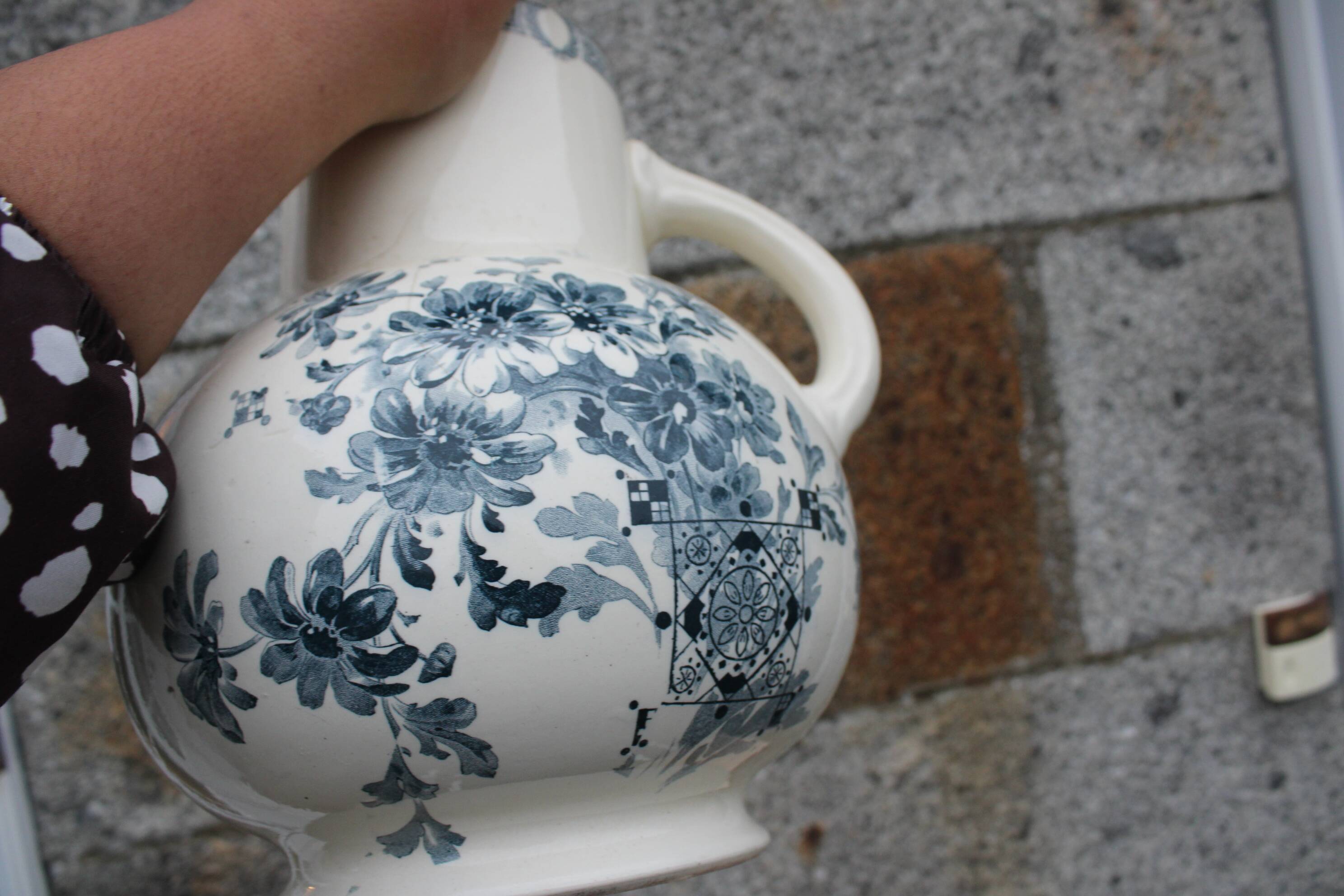 Broc de toilette ancien en faïence Terre de Fer – Salins – décor Marguerite