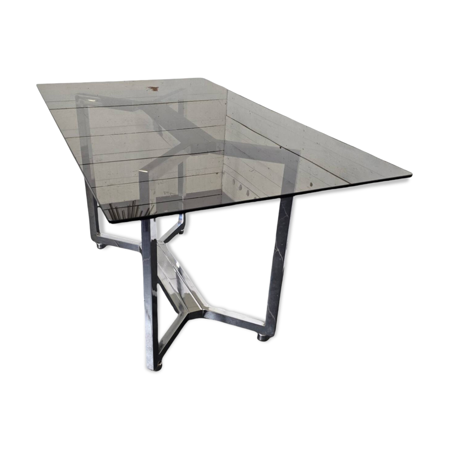 Table en métal chromé dessus verre fumé