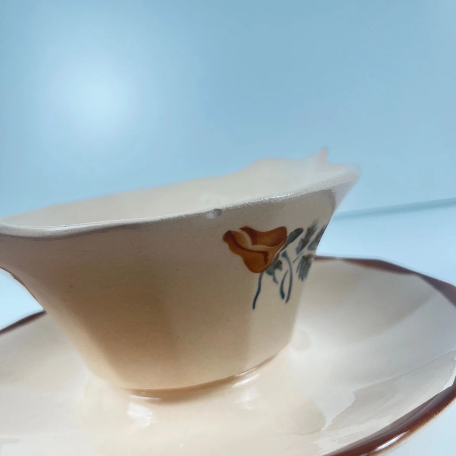 Digoin - Sarreguemines sauce boat, rose pattern, first half of the 20th century.