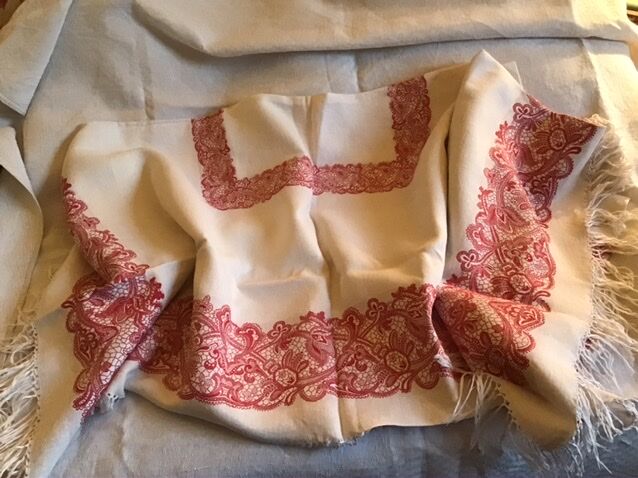 Red and white square sheet 140x140 and 6 towels