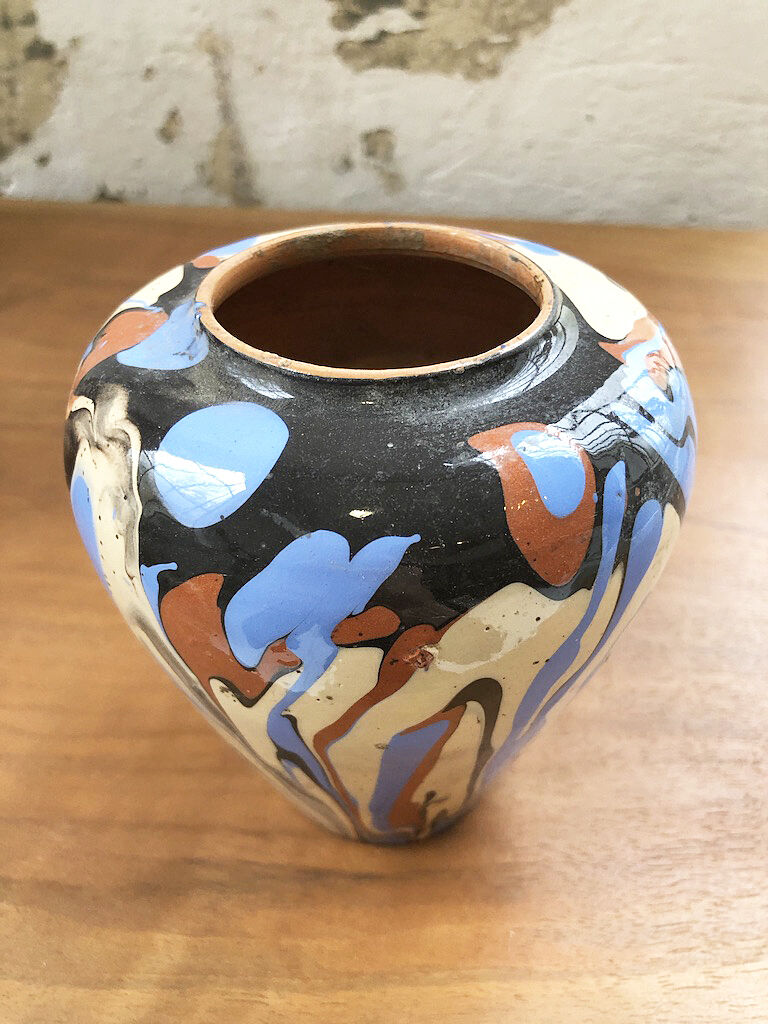 Vase dripping in varnished earth
