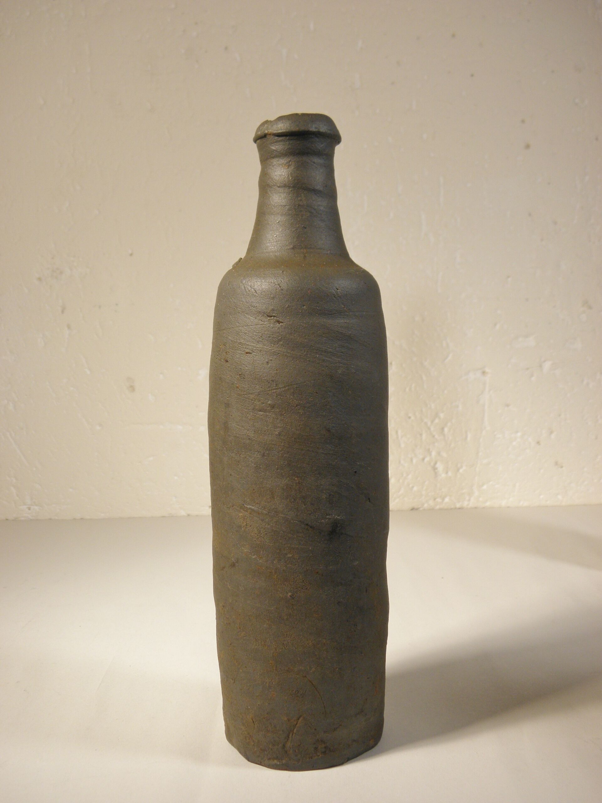Lot de trois bouteilles en grès