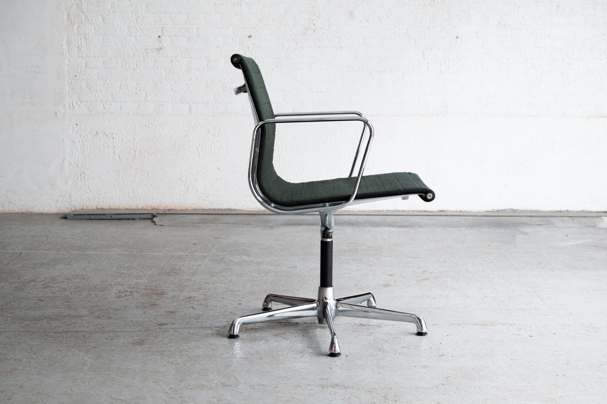 Paire de chaises de bureau ‘EA108’ par Charles & Ray Eames