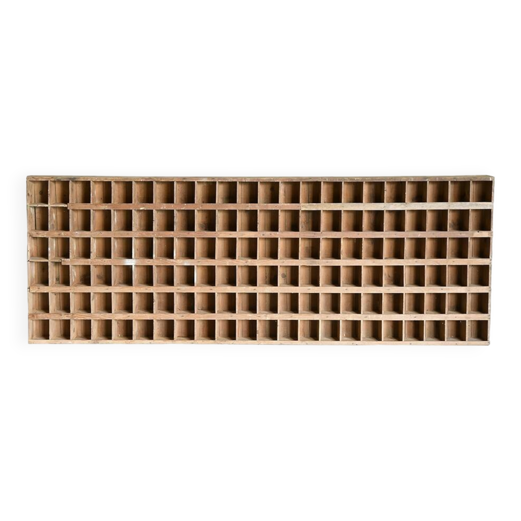 Workshop furniture with 132 wooden lockers