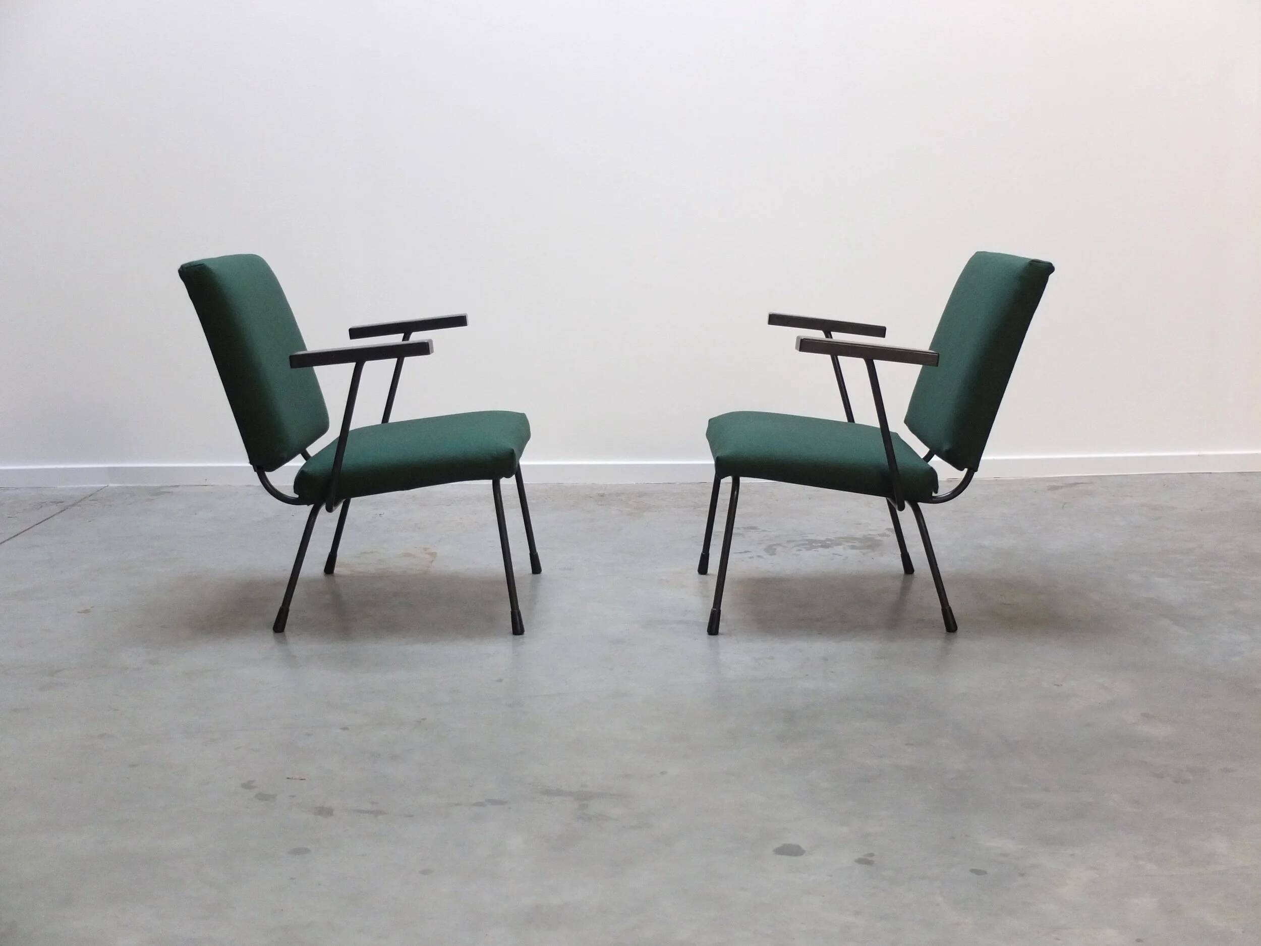 Modernist pair of '1401' easy chairs by Wim Rietveld for Gispen, 1954