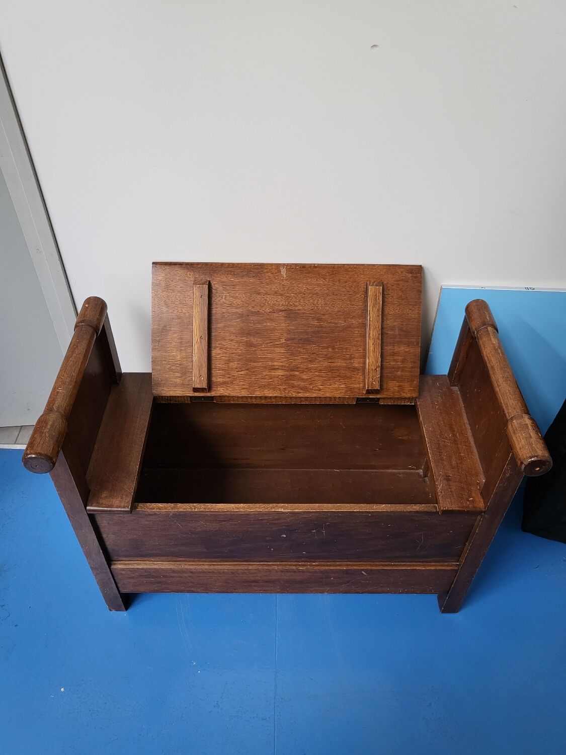 Chest booster bench