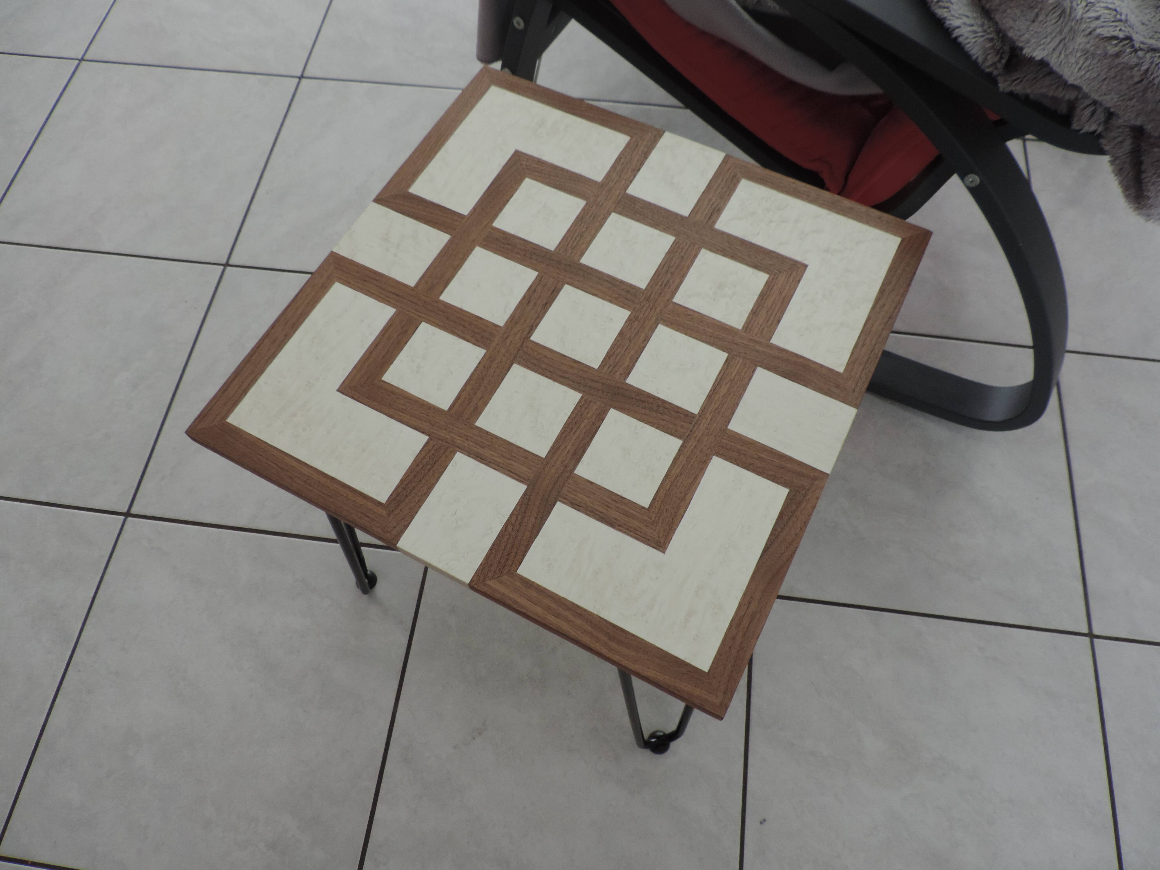 Table d'appoint en noyer américain et érable moucheté blanchi