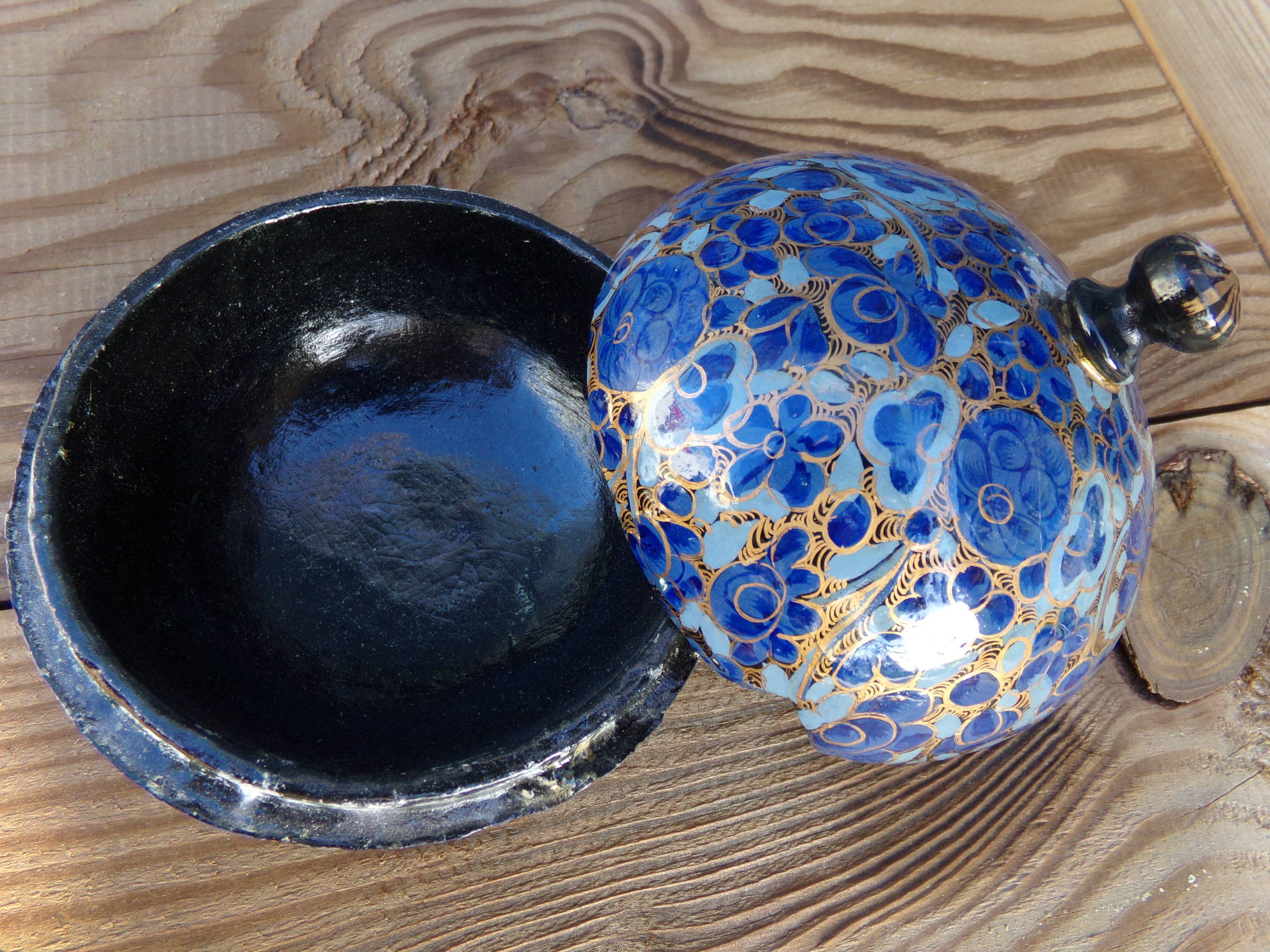 Round cash papier-mâché box from Kashmir