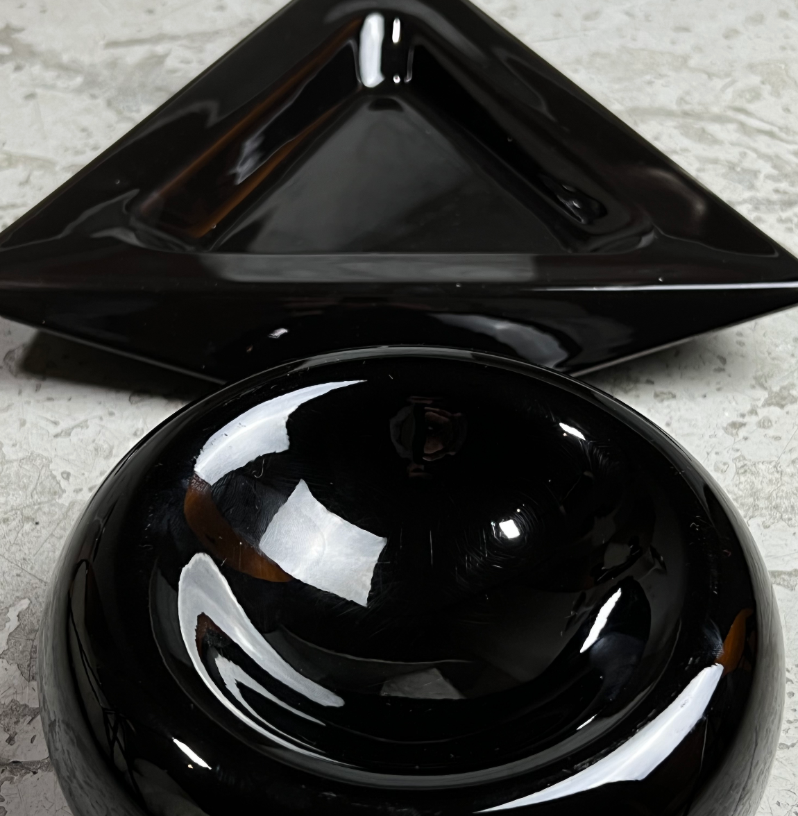 Ceramic ashtray of round shape of the 80s.