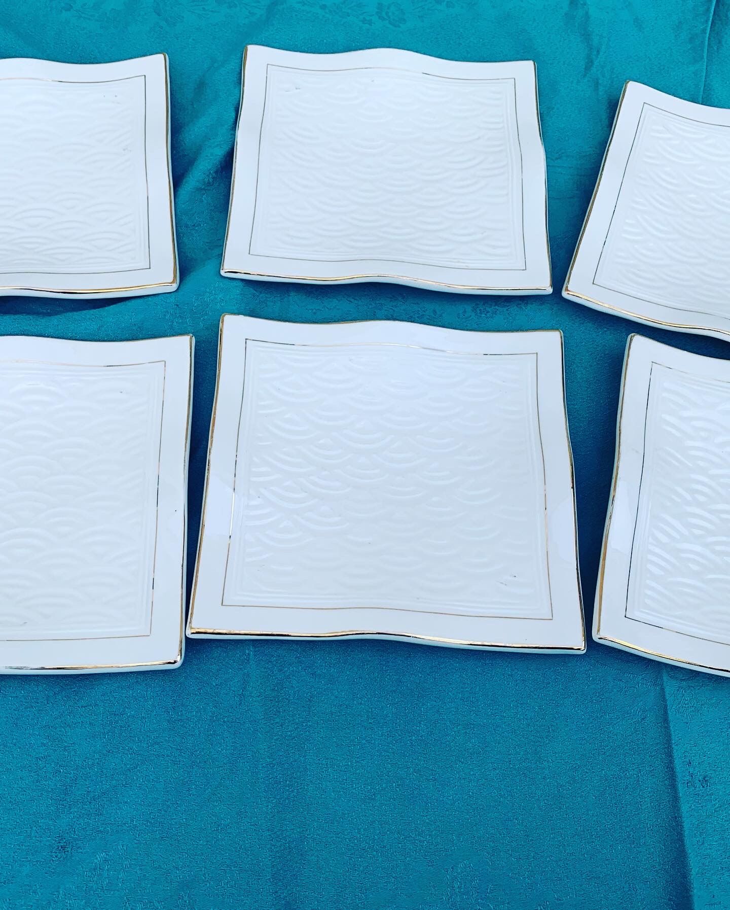 6 white glazed ceramic plates vague design and contemporary patterns