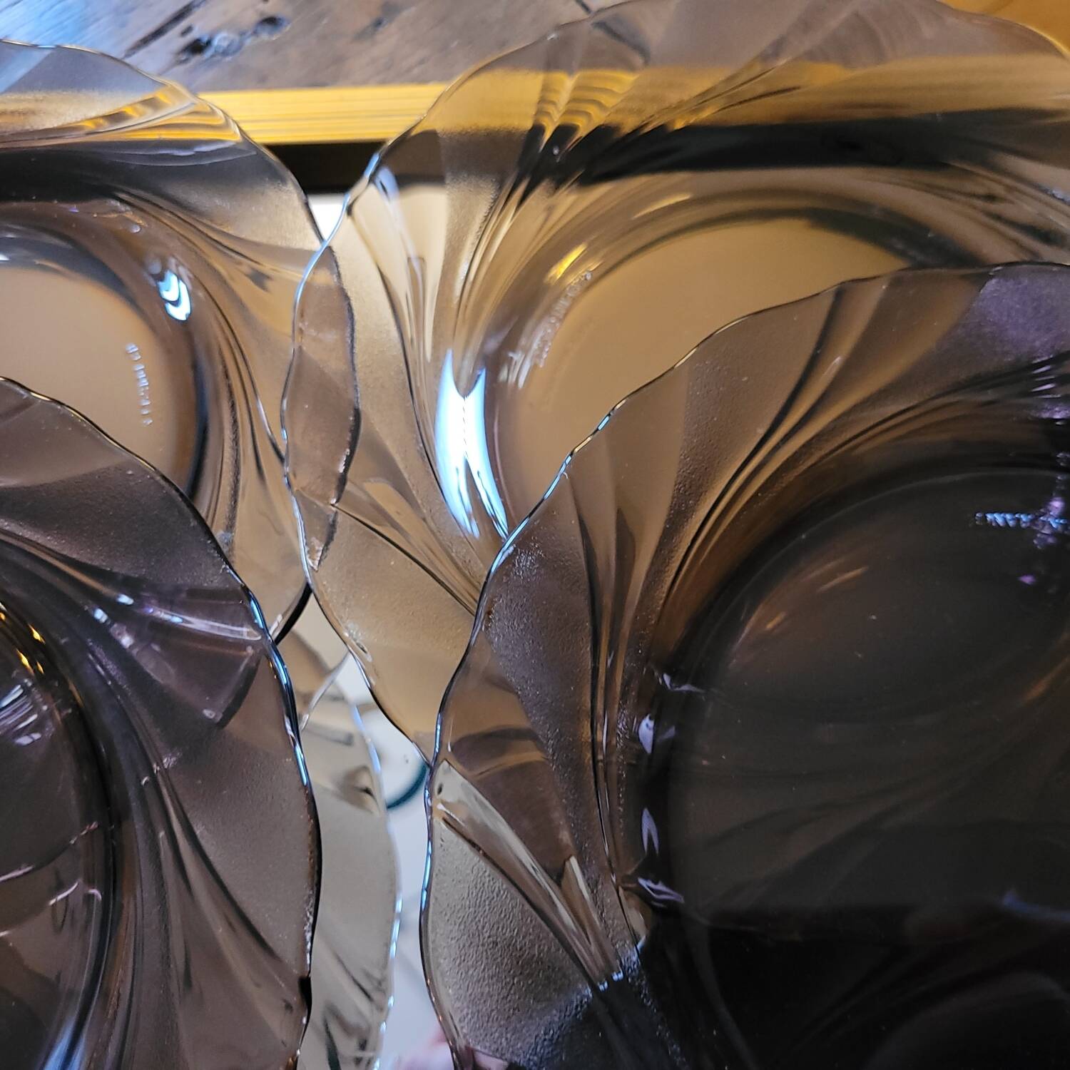 6 assiettes à dessert verre fumé relief floral — années 70