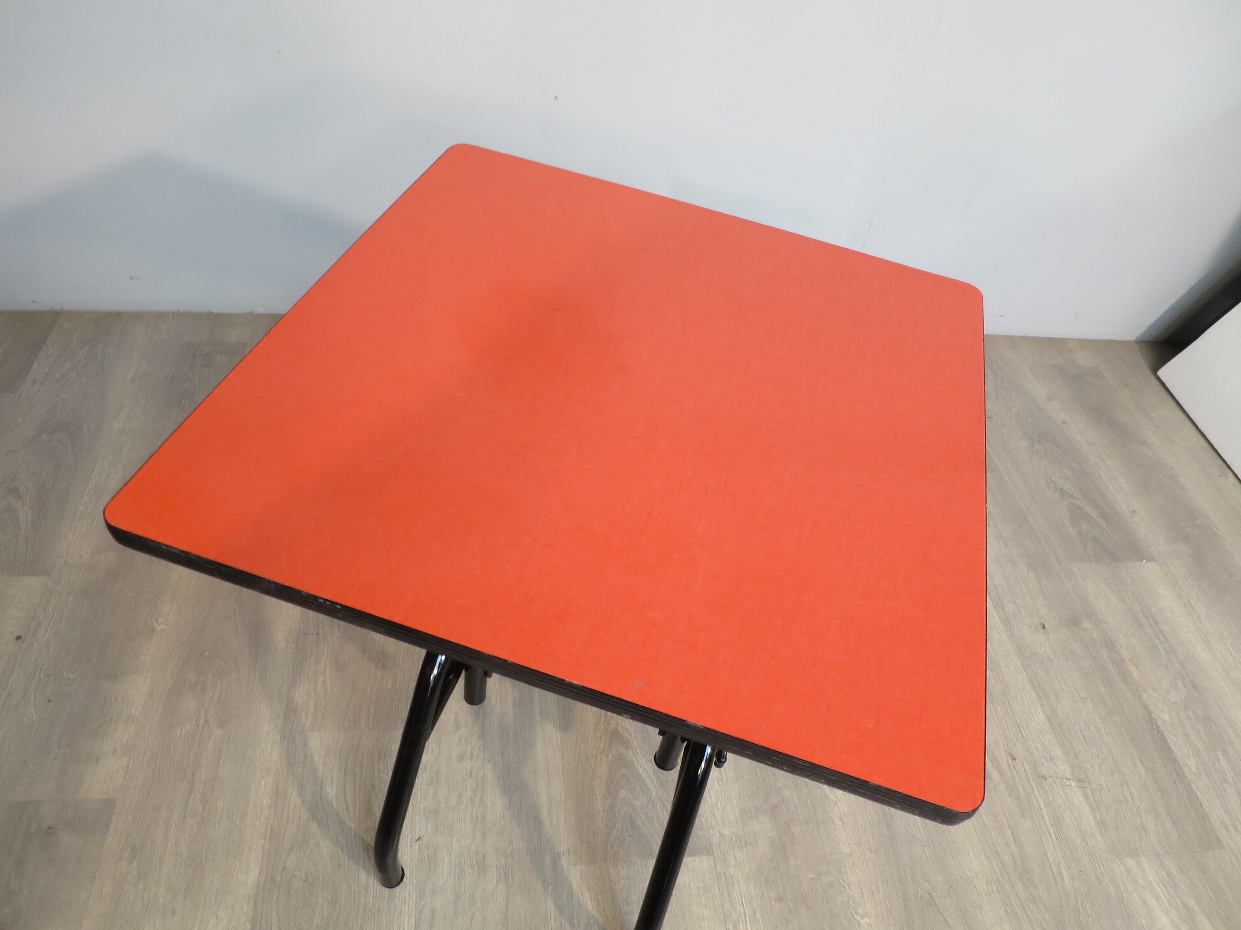 Foldable table in red formica