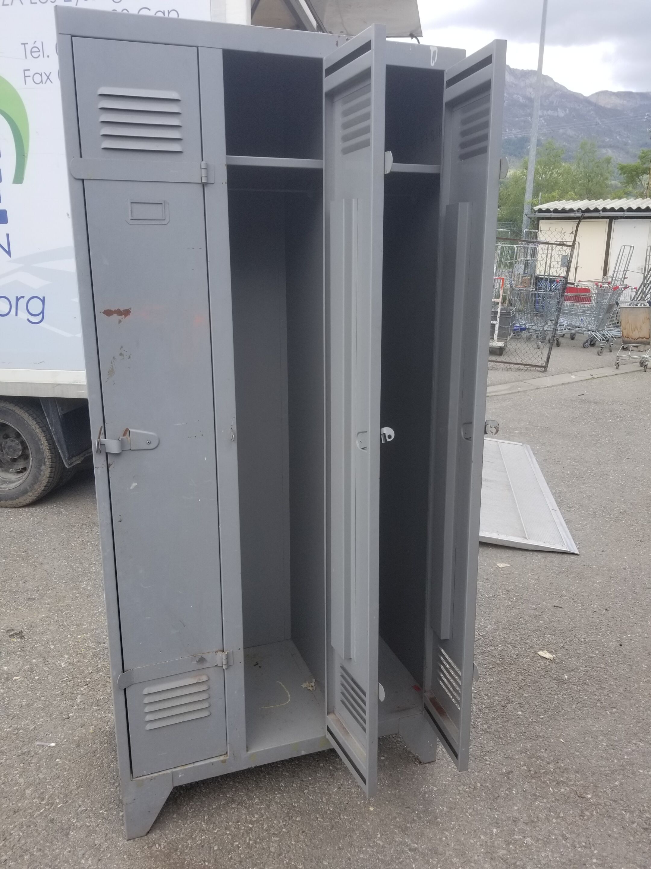Vintage indus metal wardrobe