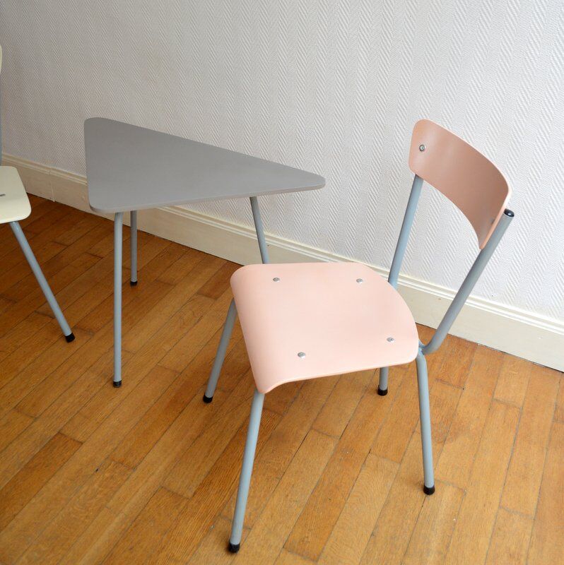Tripod table and vintage chairs 1950