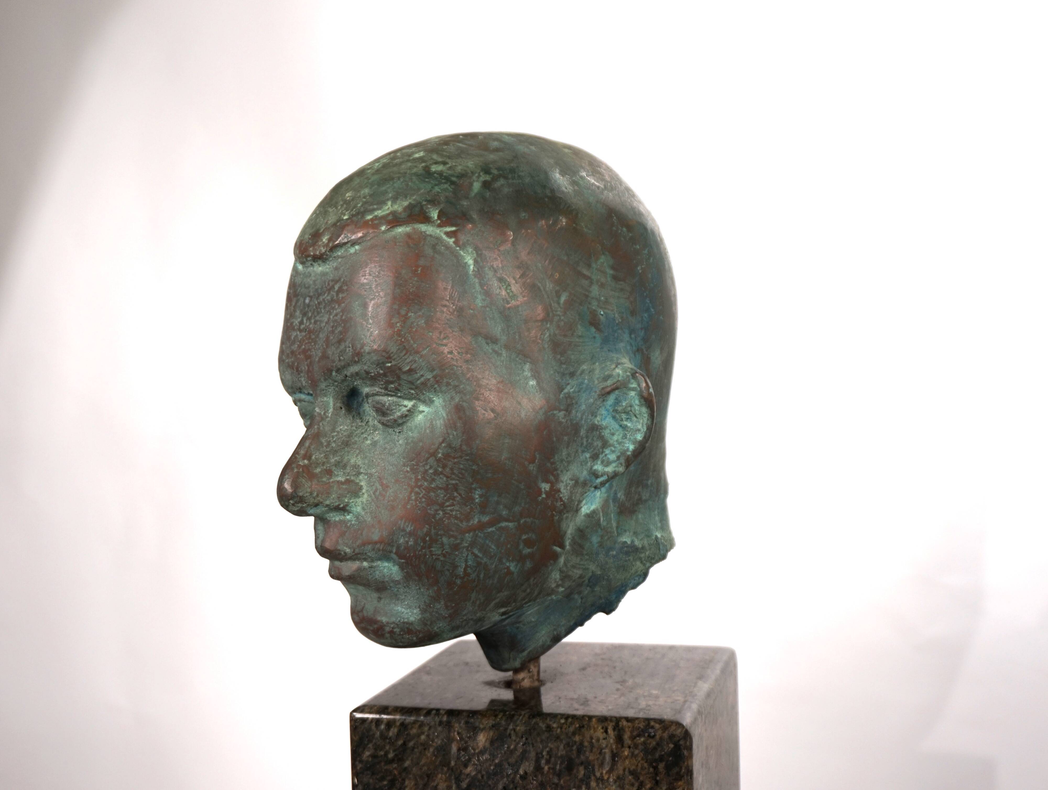 Ensemble de deux bustes en bronze sur stèles en granit par un élève de Georg Kolbe, 1925