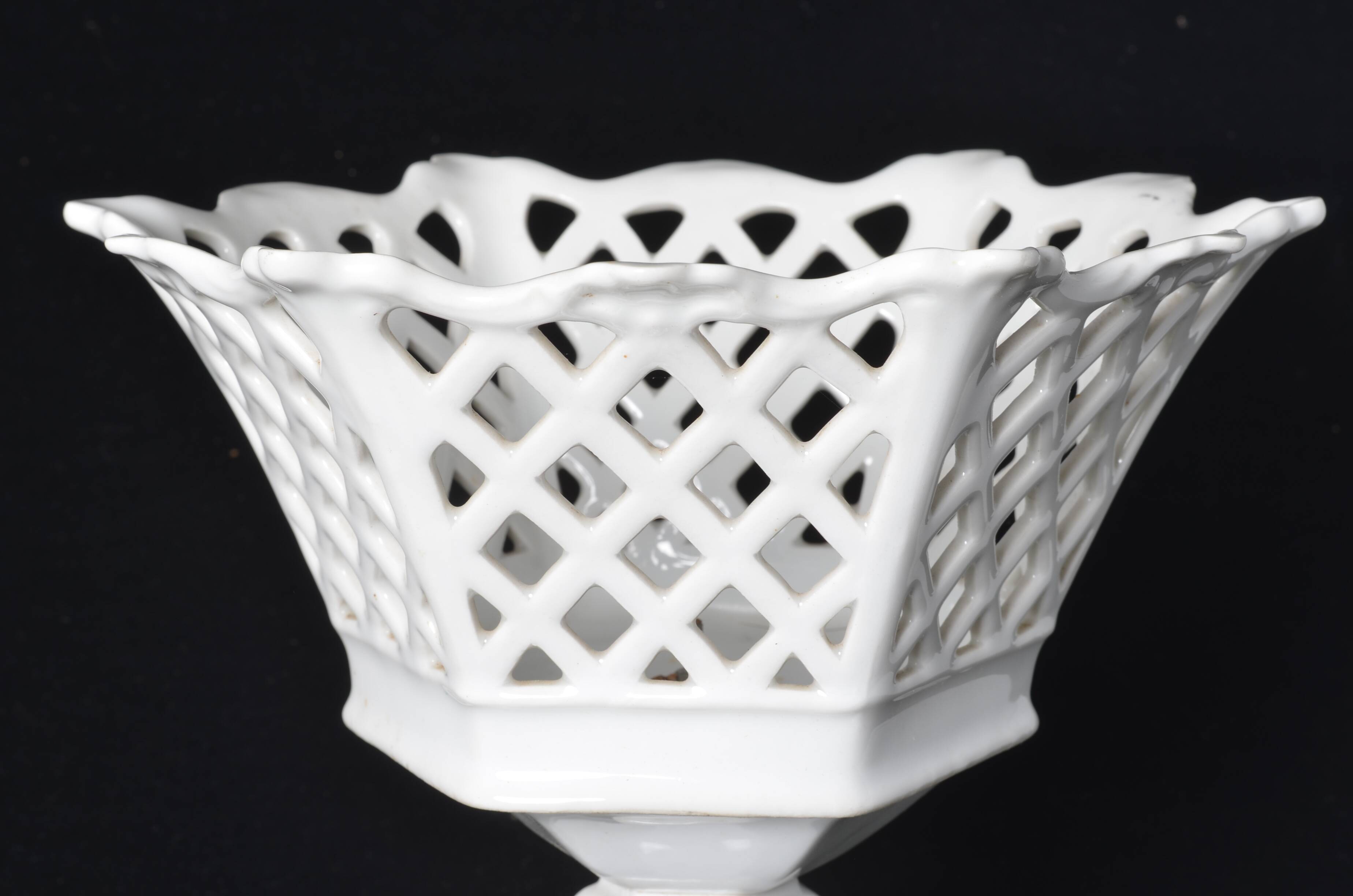 Coupe corbeille en porcelaine de Paris
