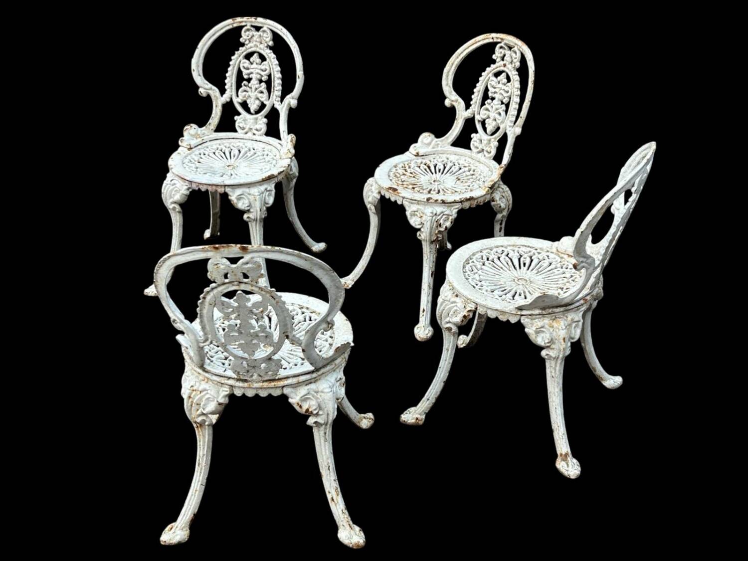 Suite de quatre chaises de jardin en fonte de style Victorien vers 190