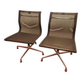 Paire de fauteuils Eames EA 105 pivotants Vitra