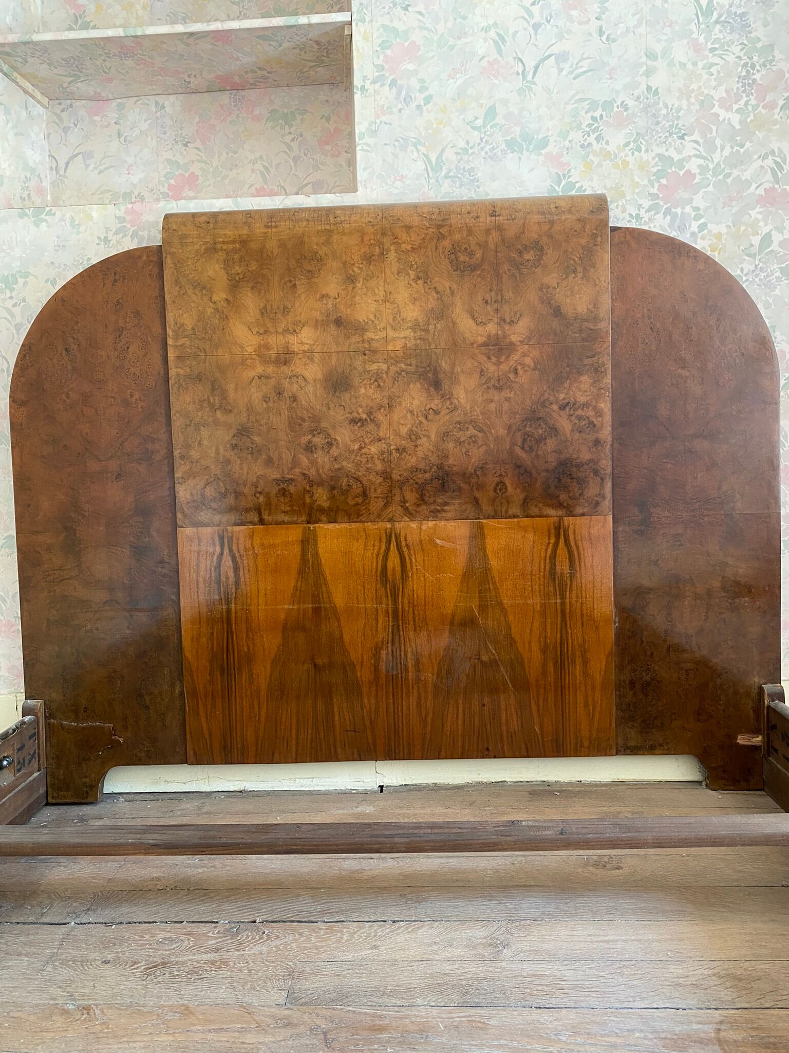 Art deco bed dating from the 30s in Ronce de Noyer