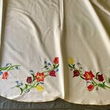 Drap ancien brodé à la maison
