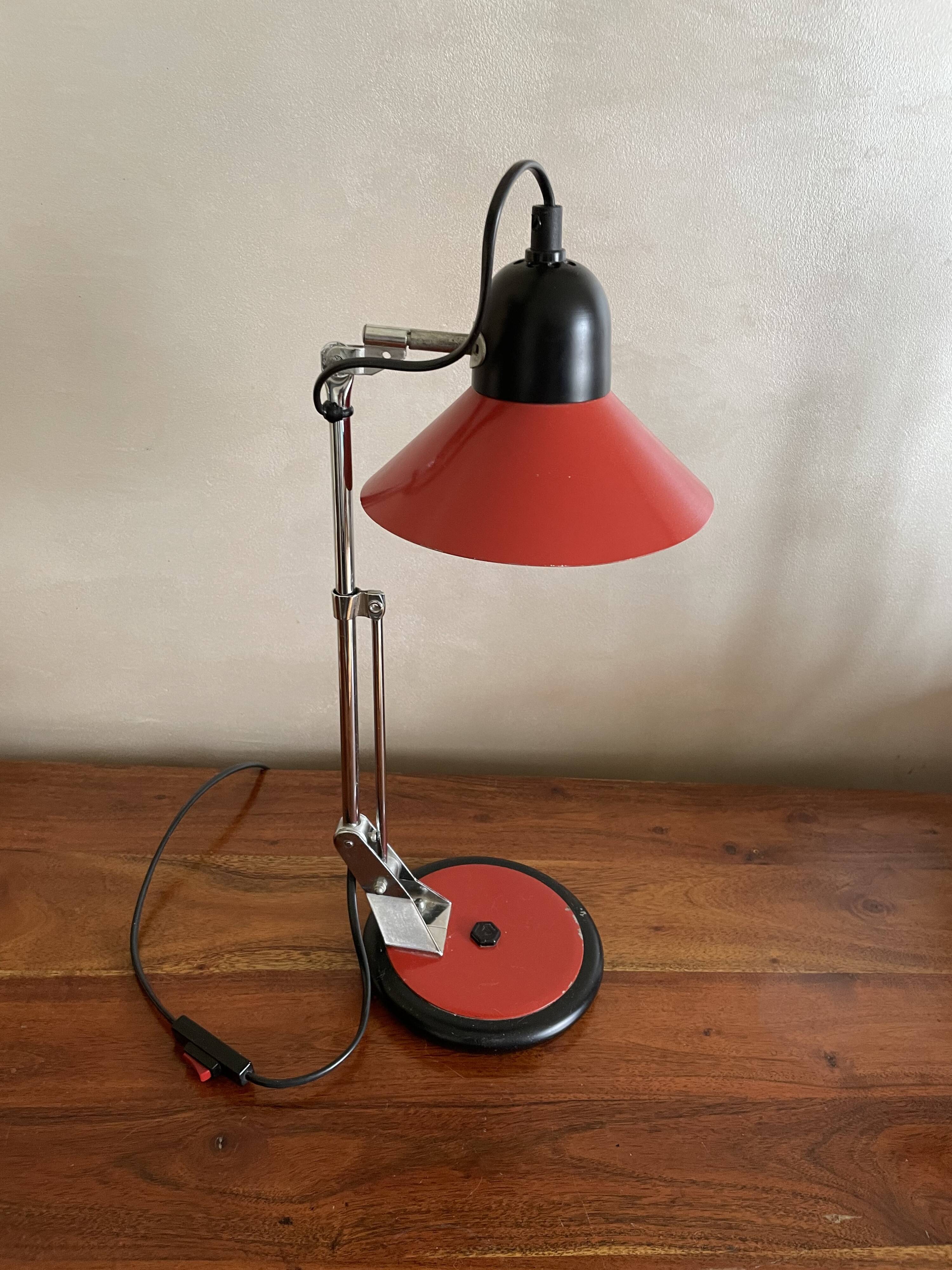 Articulated lamp in red aluminum