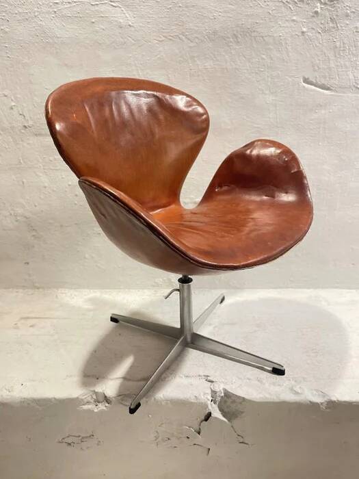 First edition Arne Jacobsen Swan chair, original patinated leather, 1950s