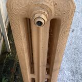 Radiateur ancien sur pieds a huit lames fleuries en fonte de fer XX siècle
