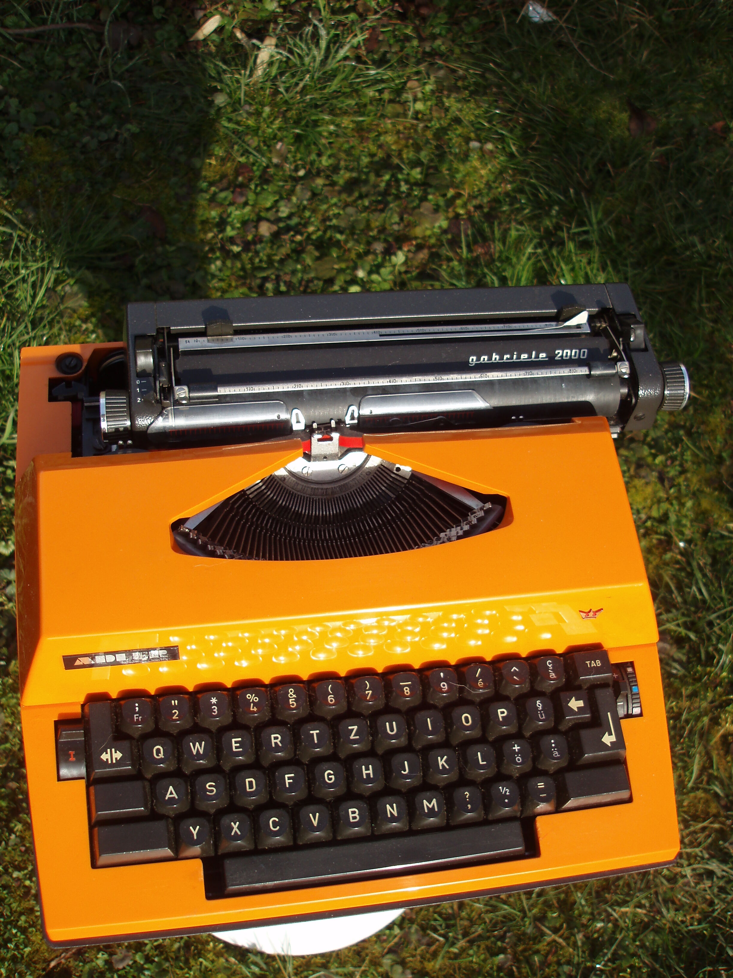 Electric writing machine adler orange and black with its suitcase