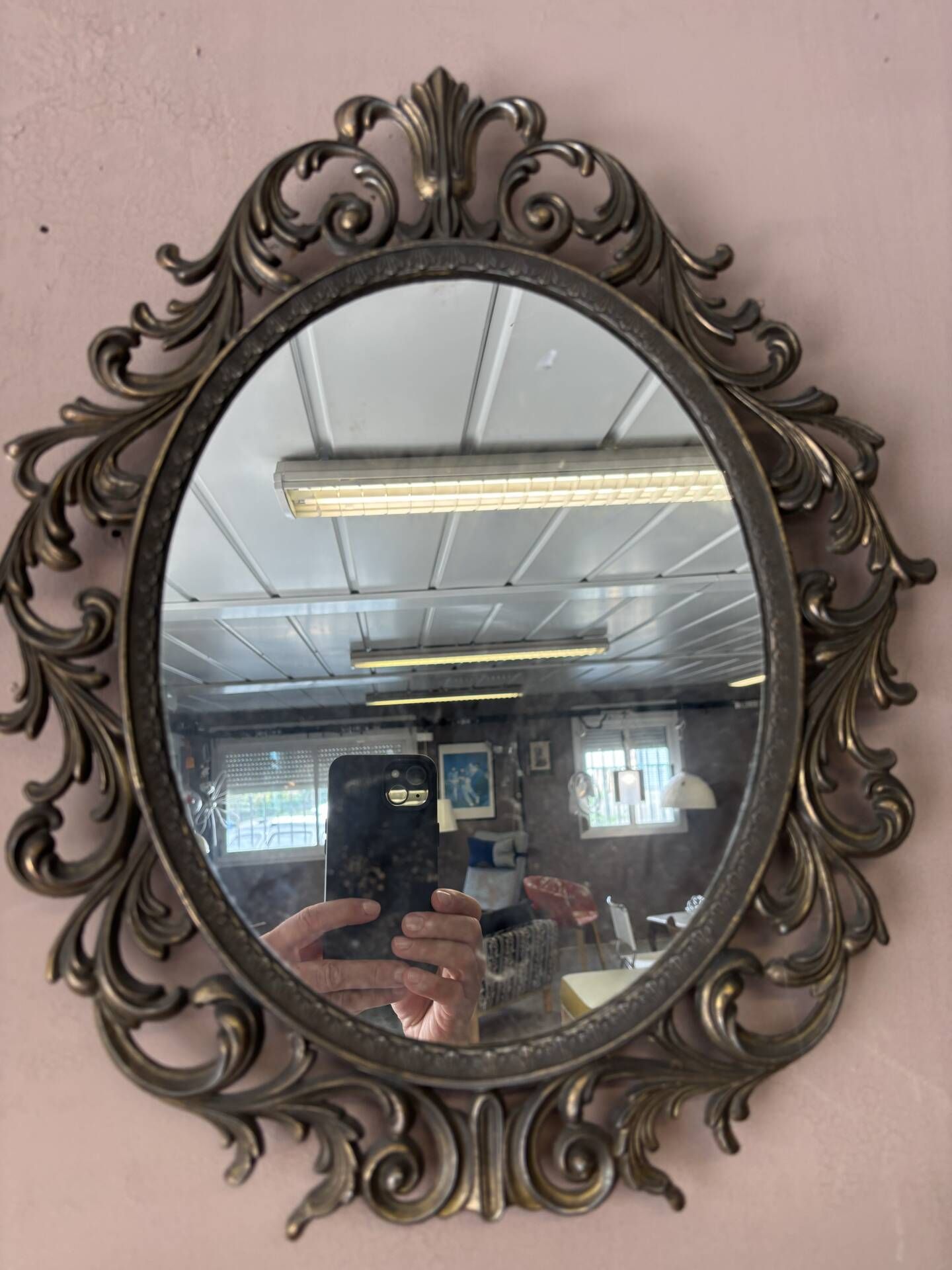 Miroir en bronze à volutes style rocaille