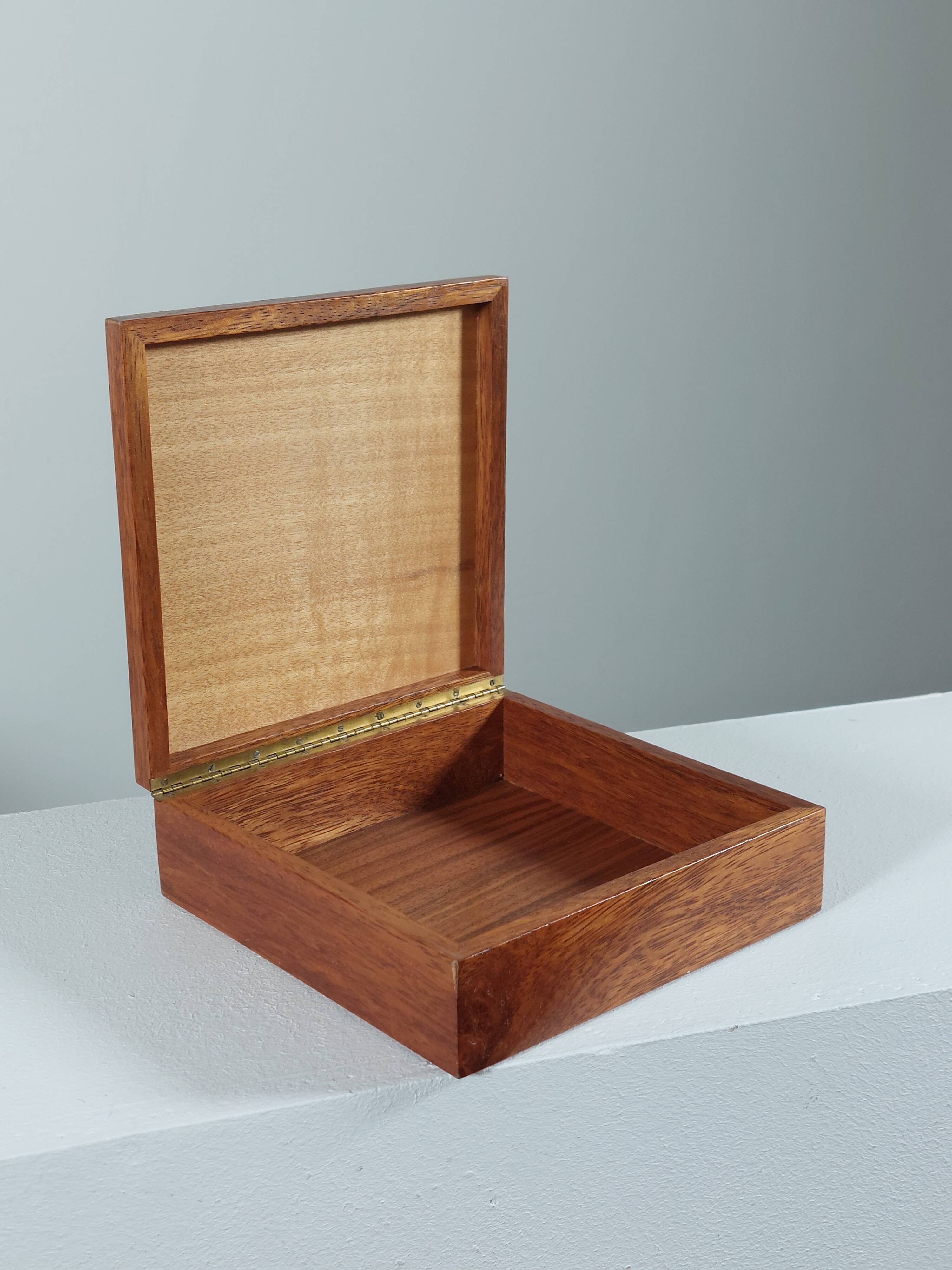Boîte en bois vintage faite à la main avec des incrustations