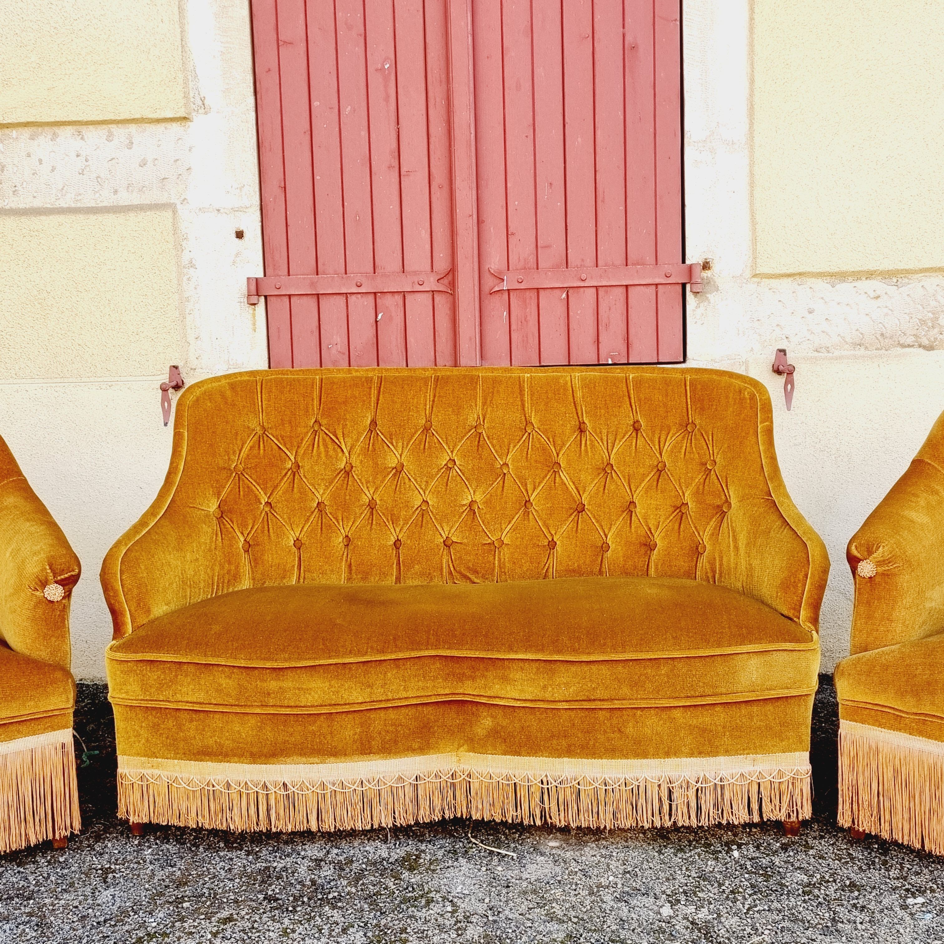 Ensemble de 2 fauteuils crapauds et 1 canapé 2 places velour moutarde