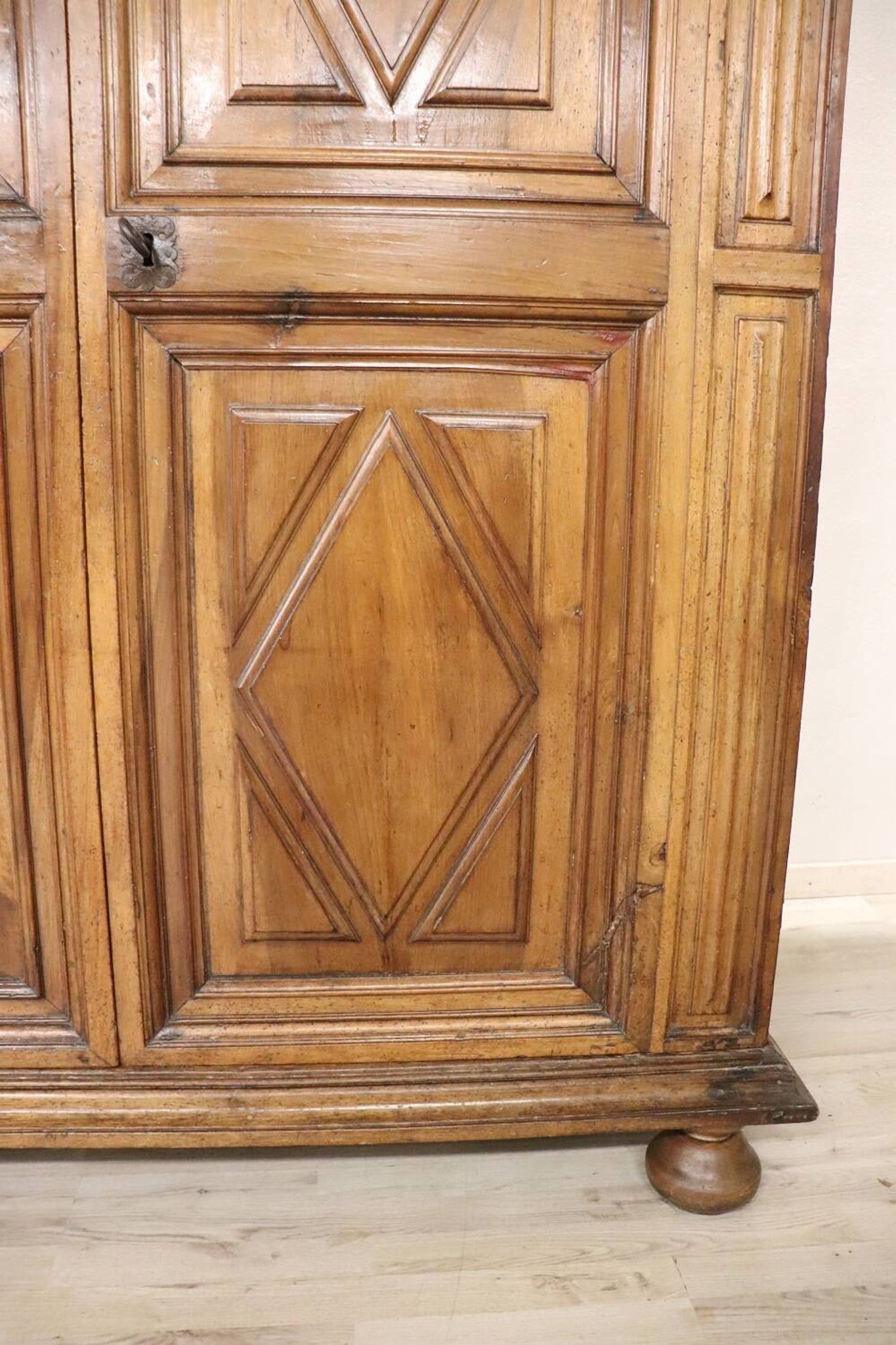 Armoire à Secret Du 17ème Siècle En Noyer