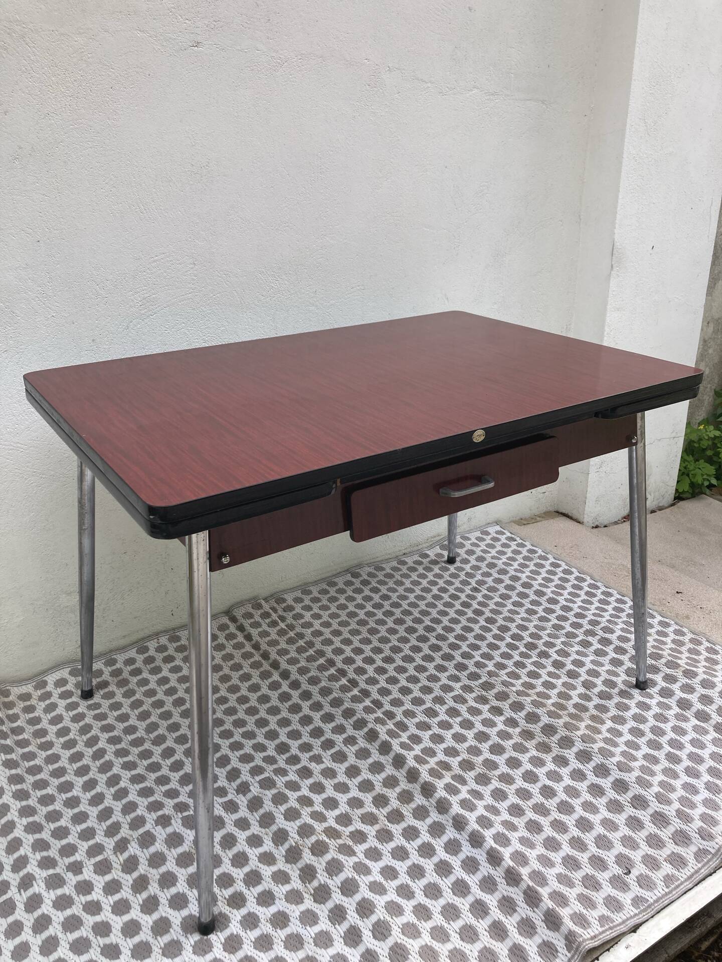 Table Formica jpp couleur lie de vin