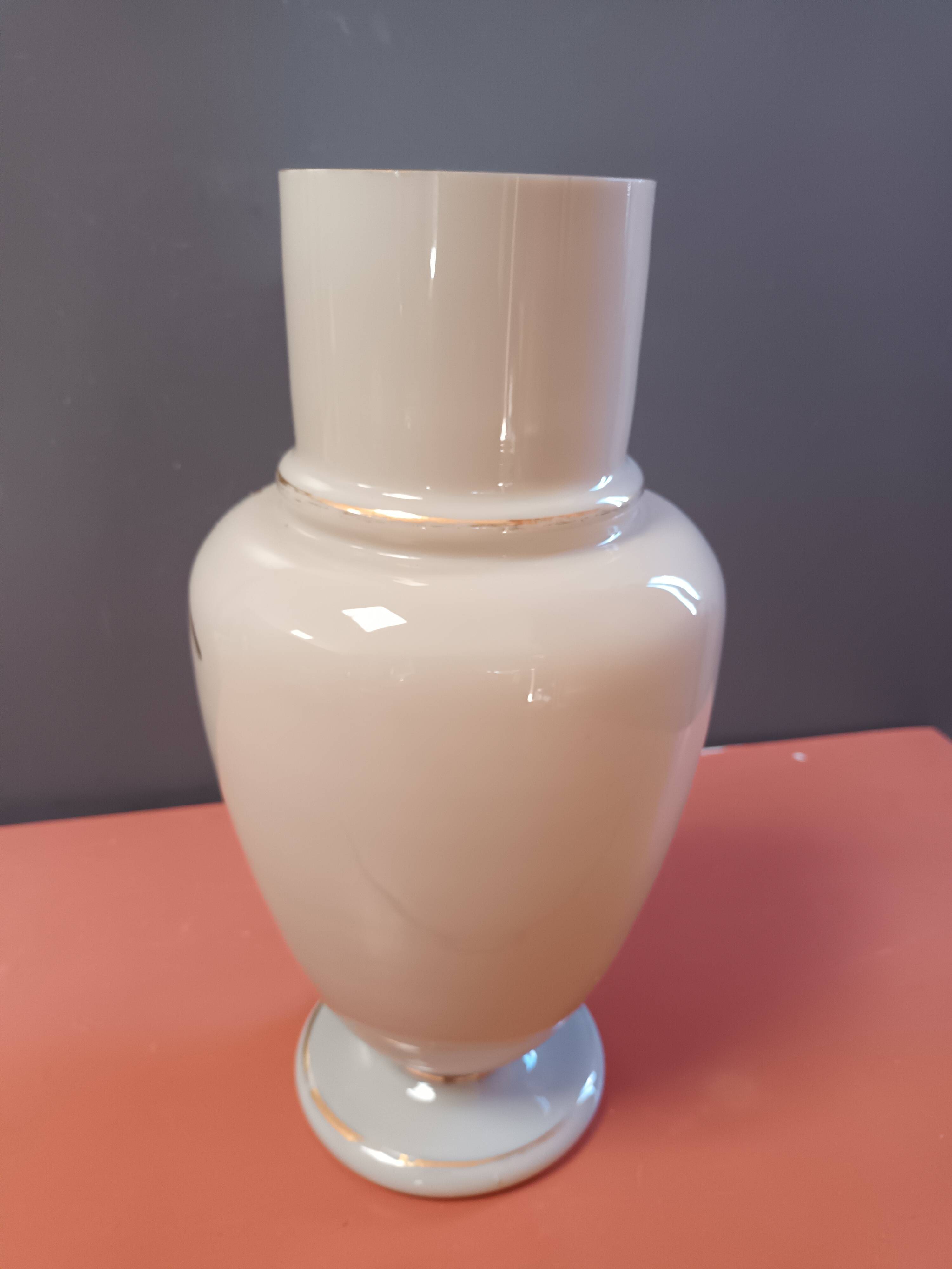 Vase opaline émaillée  papillon