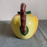 Pichet en faïence évoquant un fruit