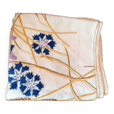 Nappe carrée. Couronne centrale brodée main ; les bleuts.