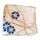 Nappe carrée. Couronne centrale brodée main ; les bleuts.
