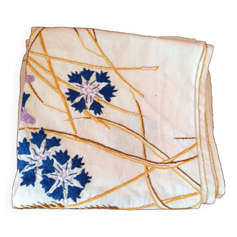 Square tablecloth. Hand-embroidered central crown; blueberries.