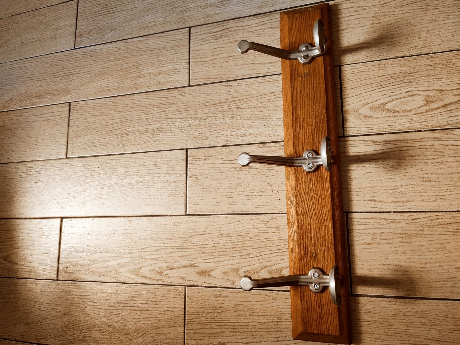 Porte manteau art déco bois et fer blanc