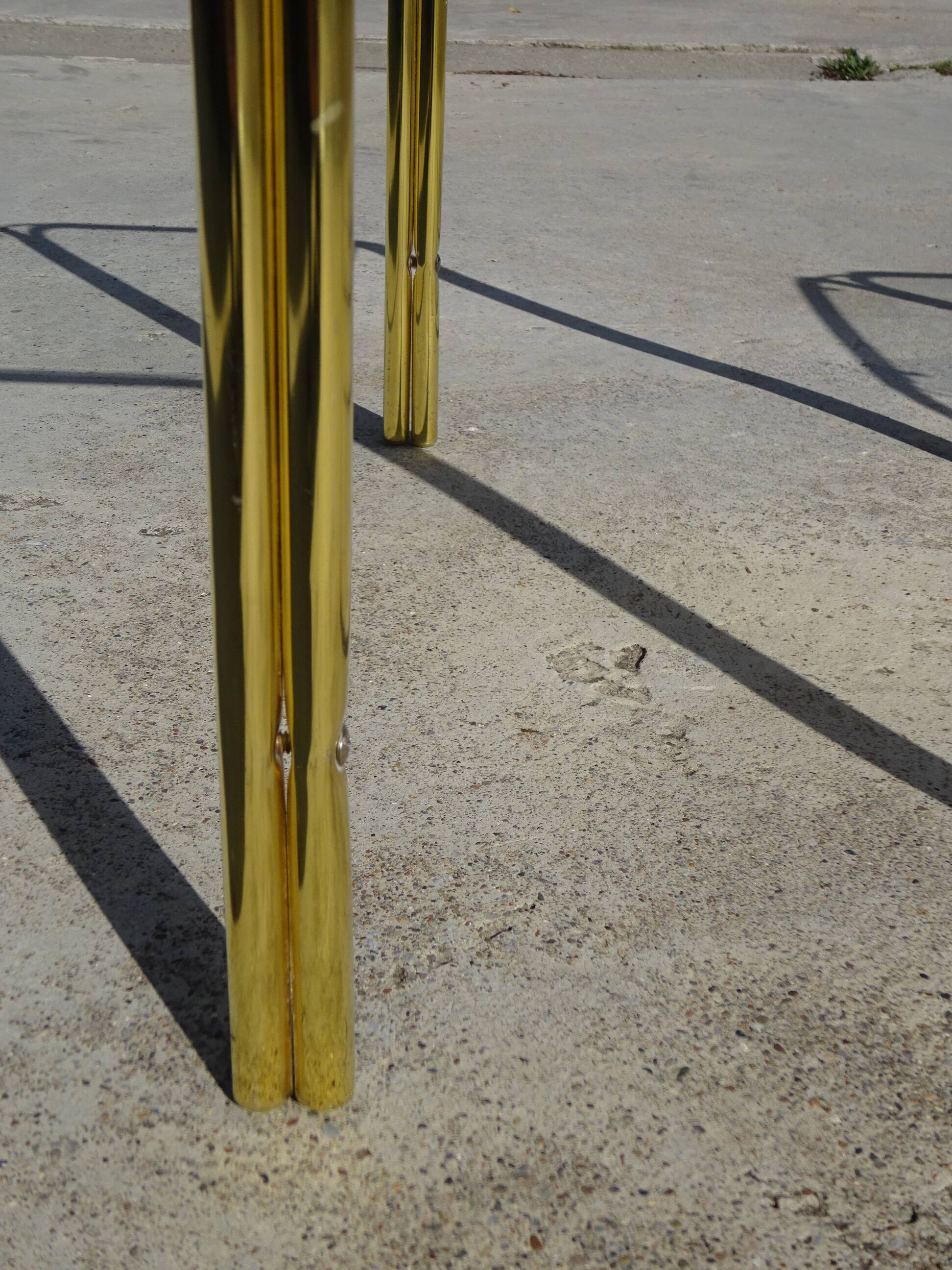 Nested table in gold metal and glass