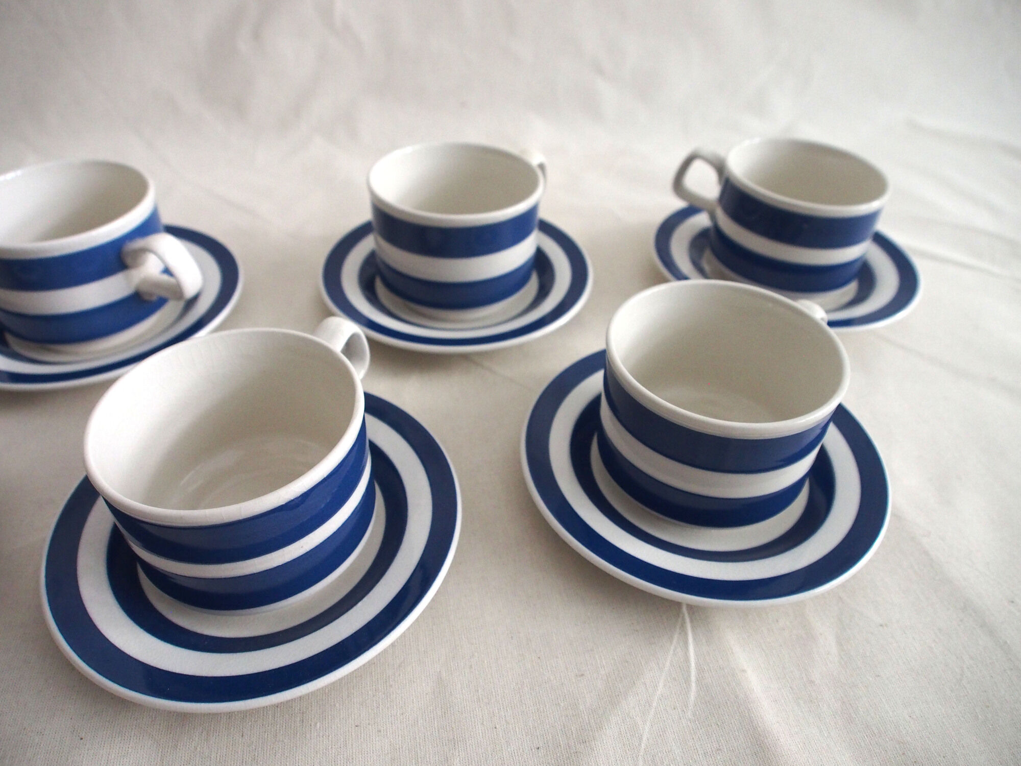 Series of 6 coffee cups in faience with blue stripes with saucers