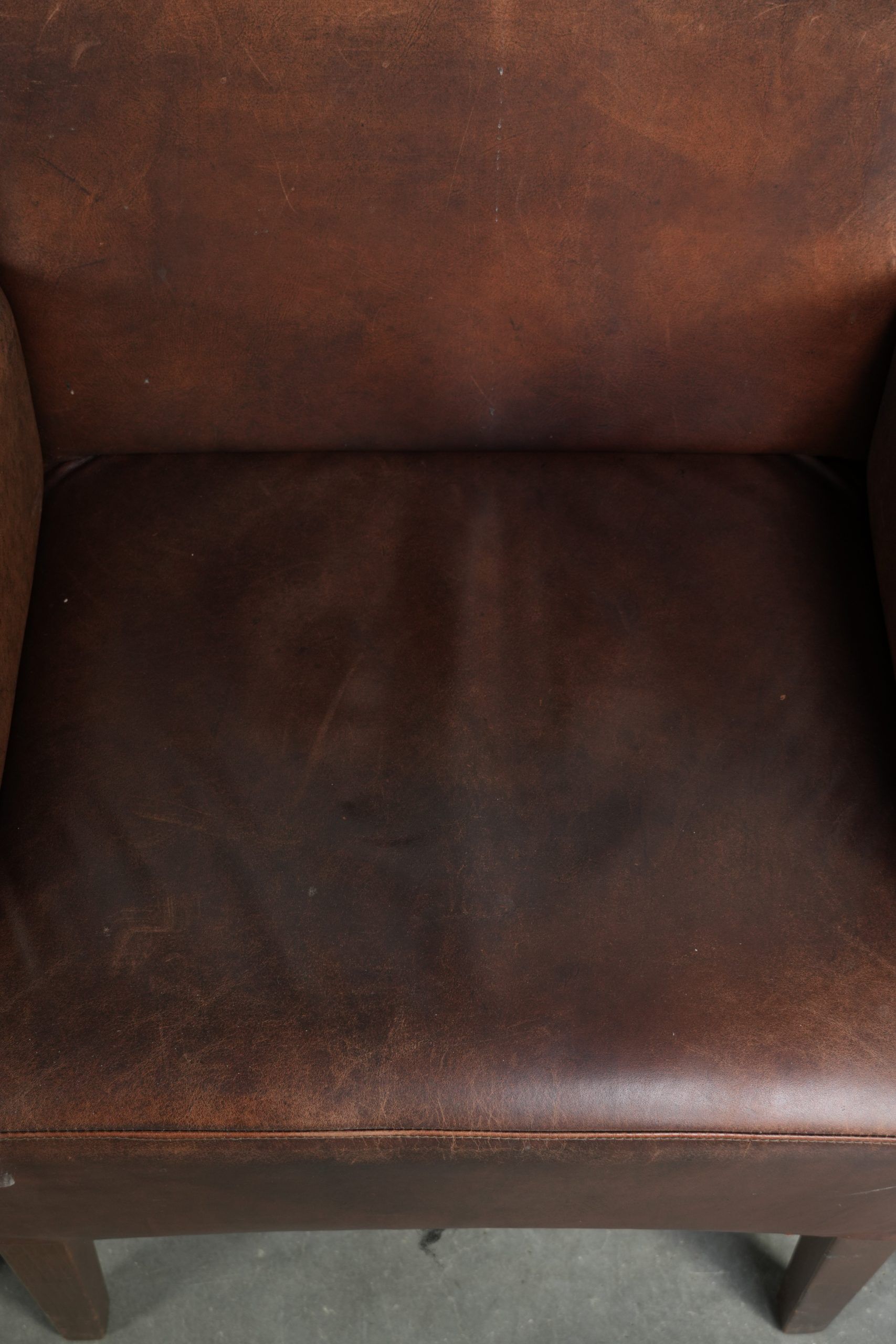 Set of 4 nicely finished dining chairs/side chairs with armrests made of cowhide leather