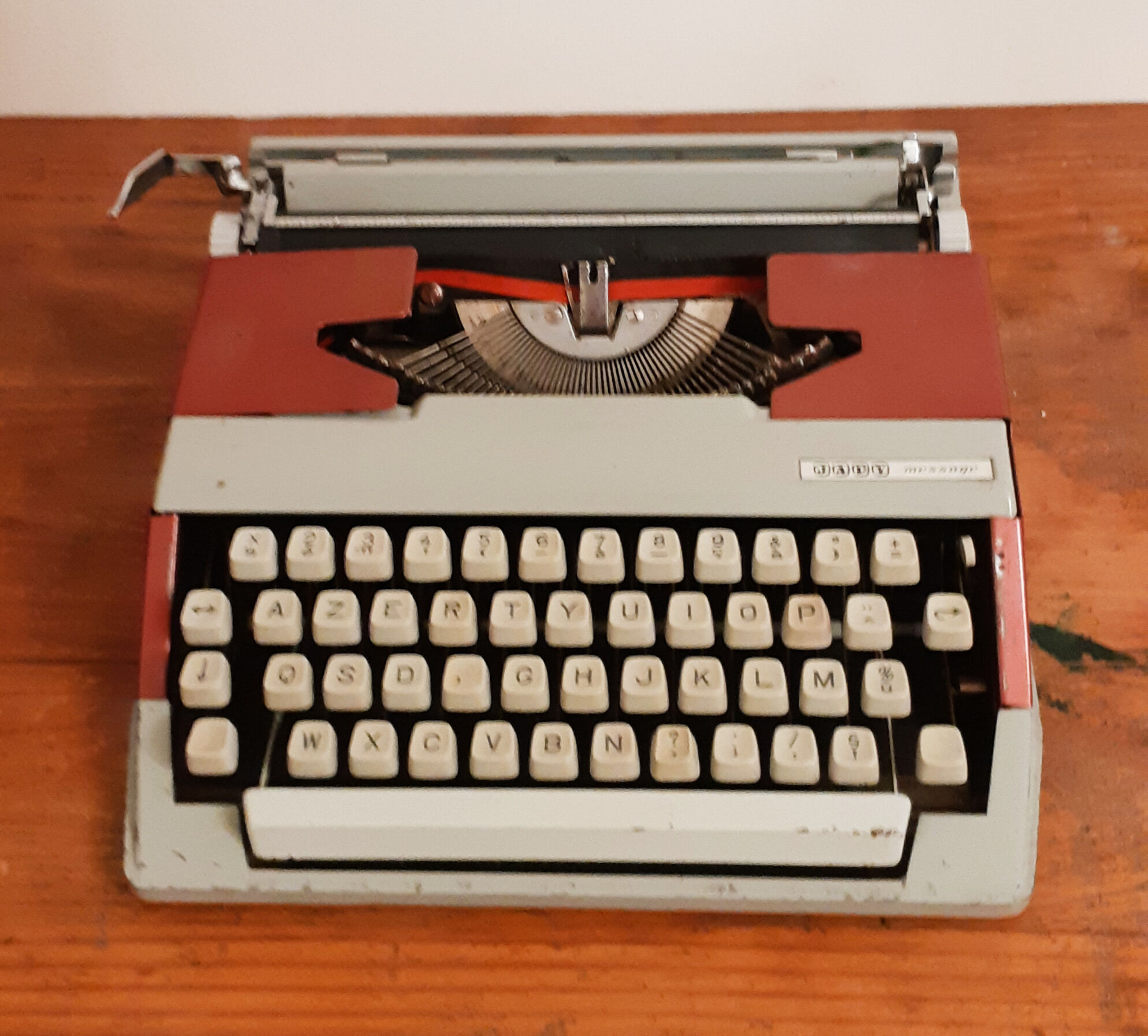 Functional portable typewriter japy message