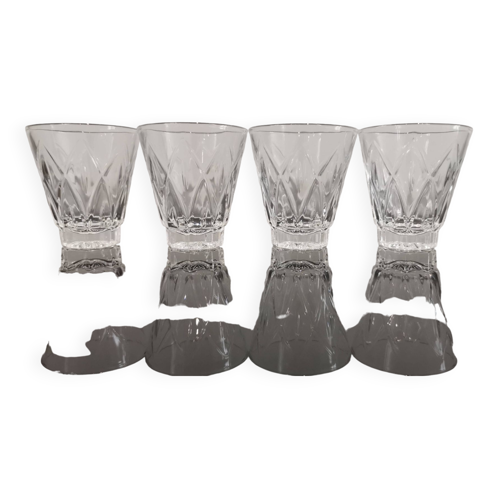 Set of 4 digestive glasses in vintage Shell chiseled crystal