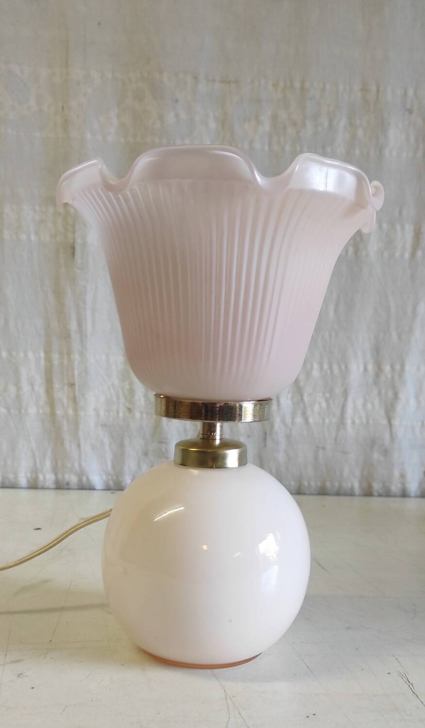 Lampe à poser en verre opalin rose - mid. XXeme