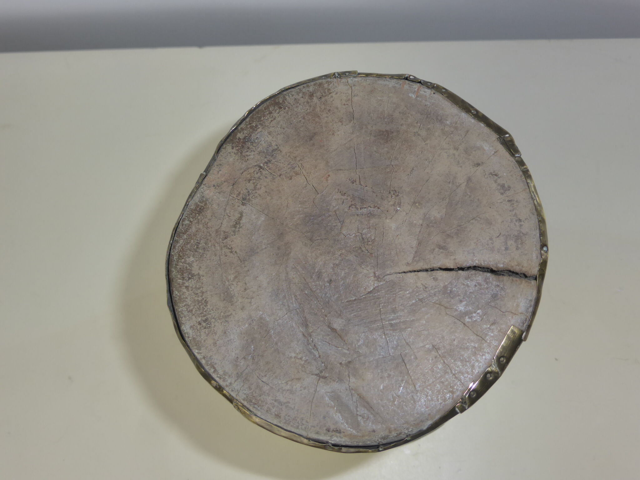 Mortier en bois sculpté orné de cerclages de laiton gravé de motifs stylisés-Bénin déb.20è