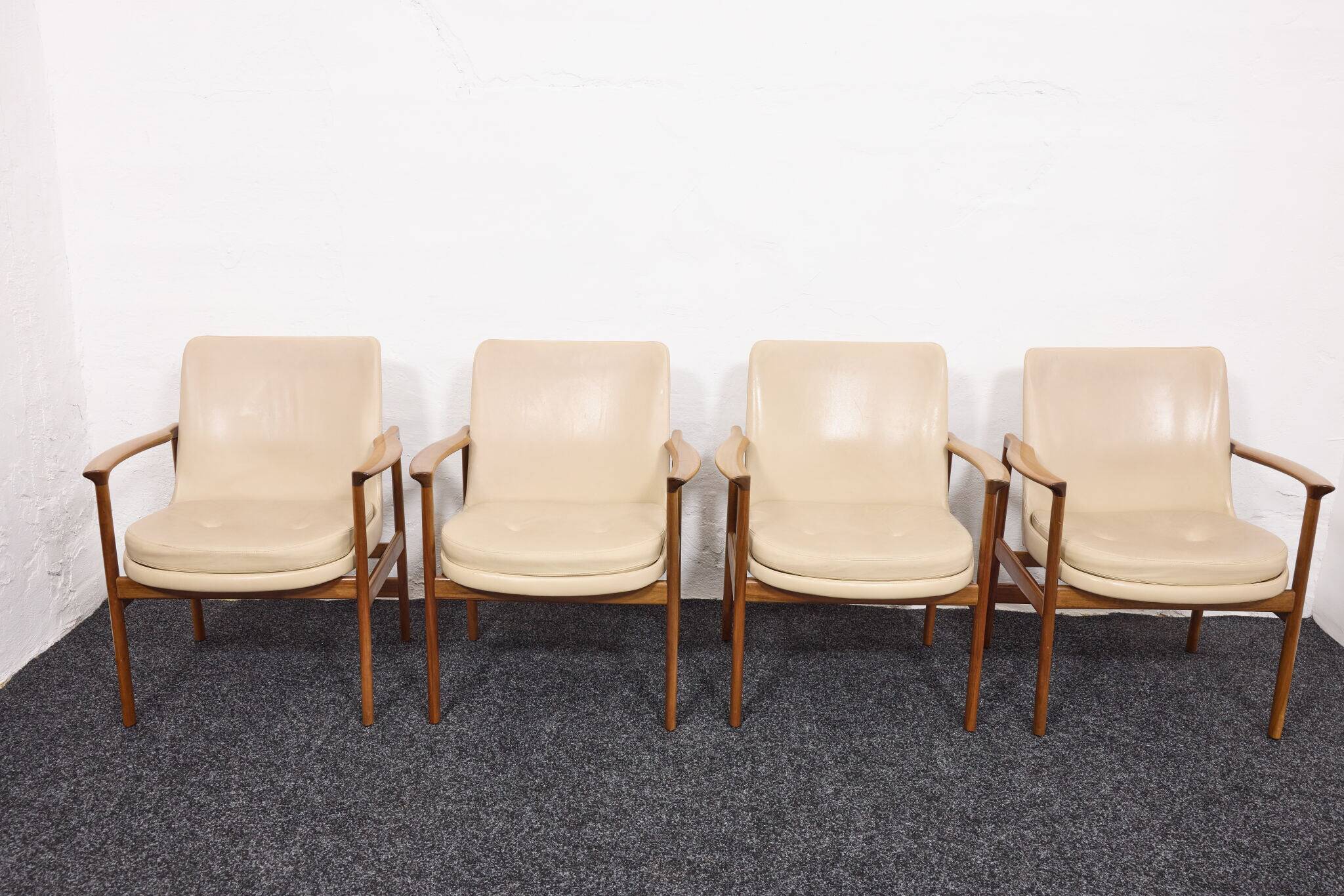 Chaises de salle à manger/conférence vintage avec accoudoirs en noyer et cuir vinyle d'origine b