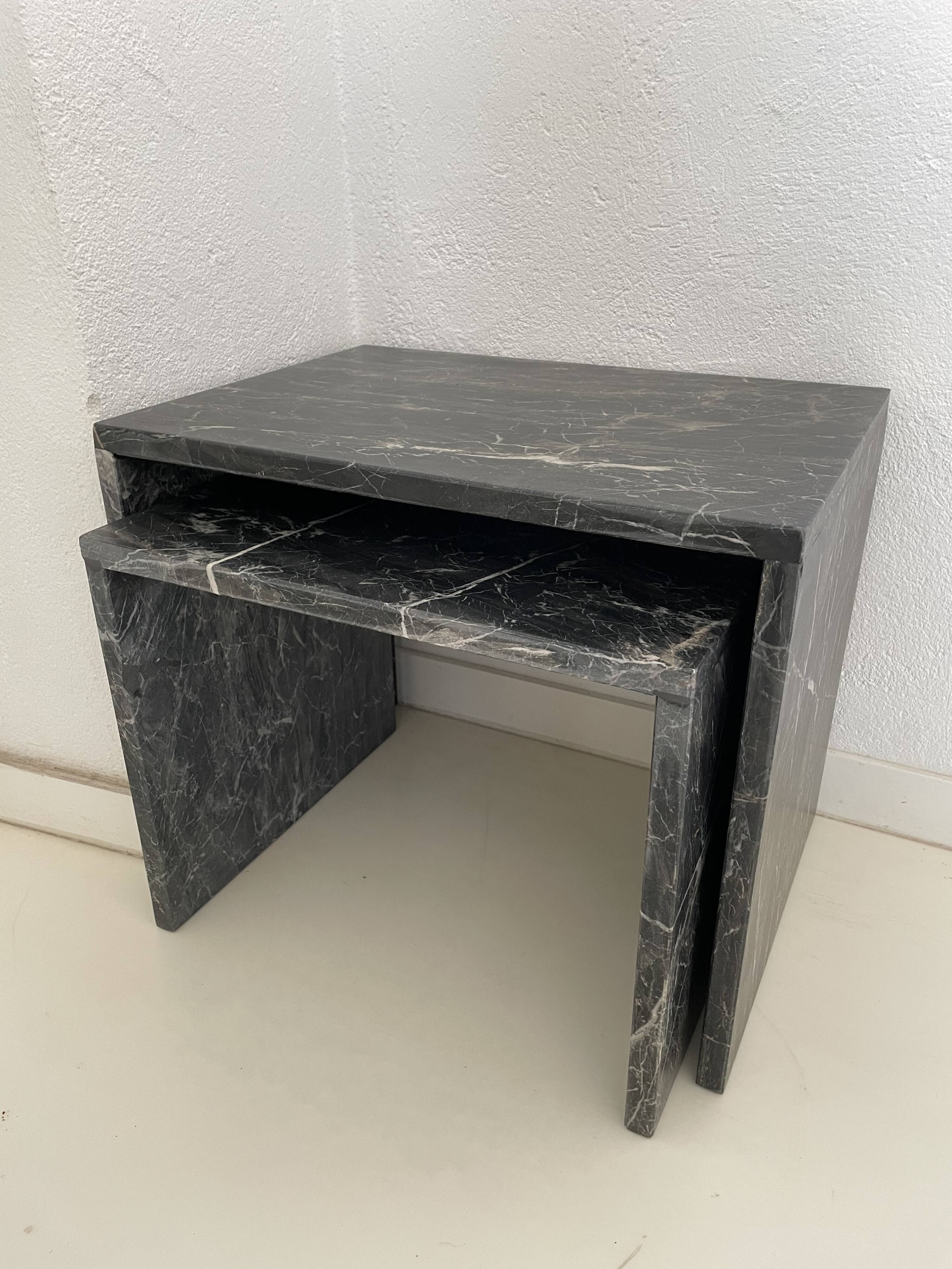 Set of 2 pull-out tables in black/grey marble