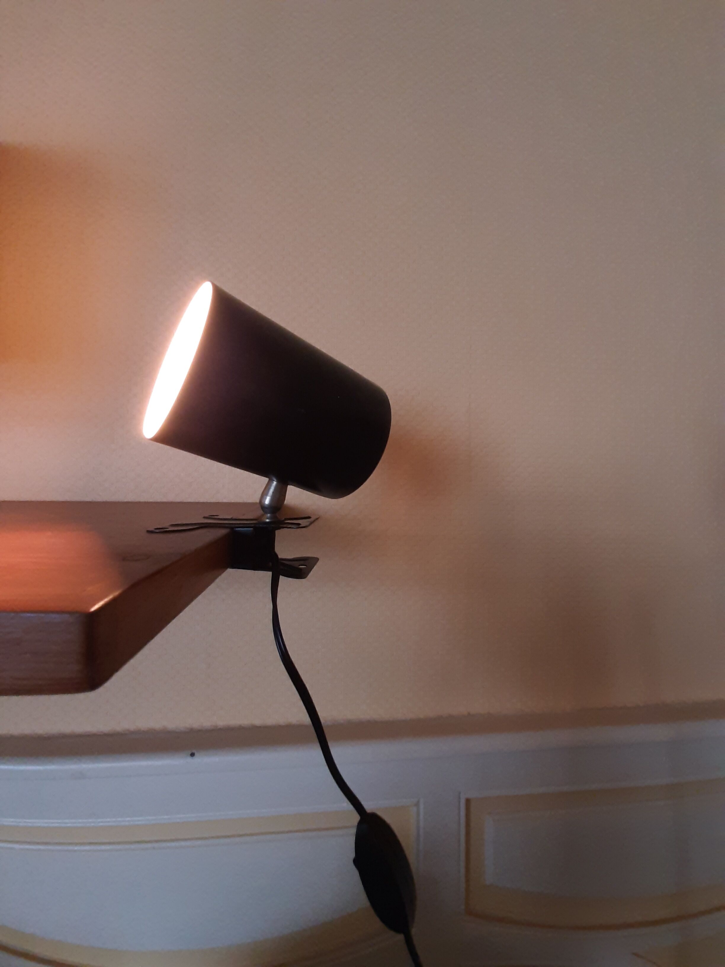 Spot lamp with cylindrical reflector clamp 60s