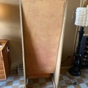 Étagère présentoir inclinée en bois peint